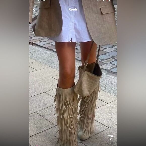 Minnetonka Black suede slouchy fringe zip up boots with Tassel bows - Like a New - Picture 12 of 12